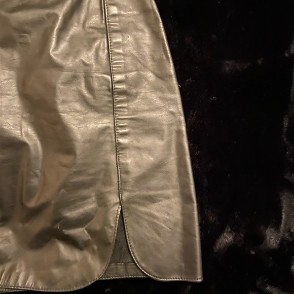 Black leather mini skirt - Picture 5 of 10